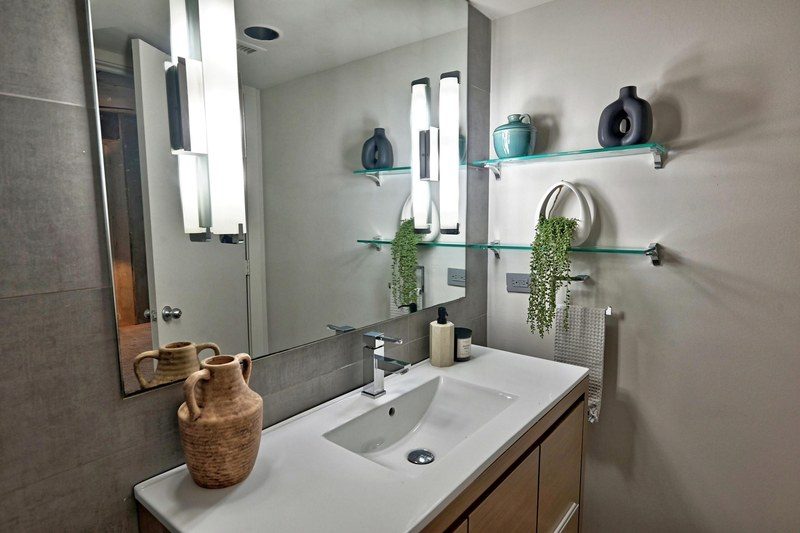 Staged bathroom in Houston, TX by Halo Staging & Design
