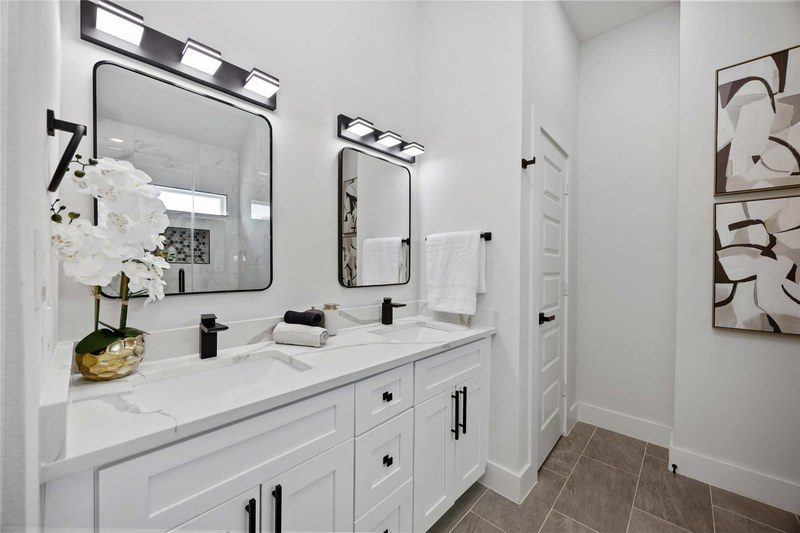 Staged bathroom in Houston, TX by Halo Staging & Design