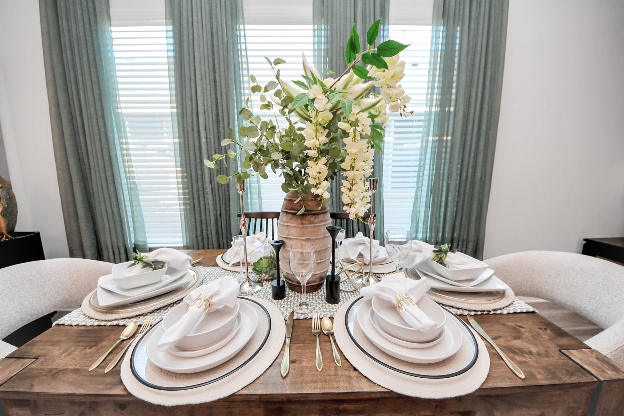 Houston home staging: beautiful staged dining room by Halo Staging & Design