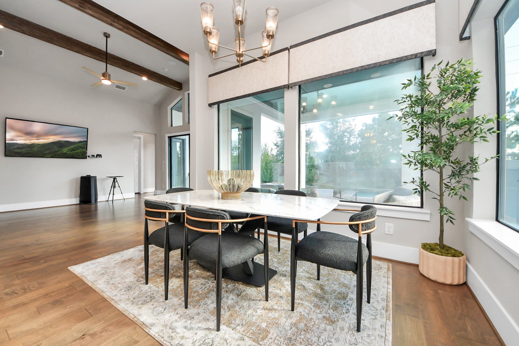 Professionally staged dining room in Houston, TX by Halo Staging & Design