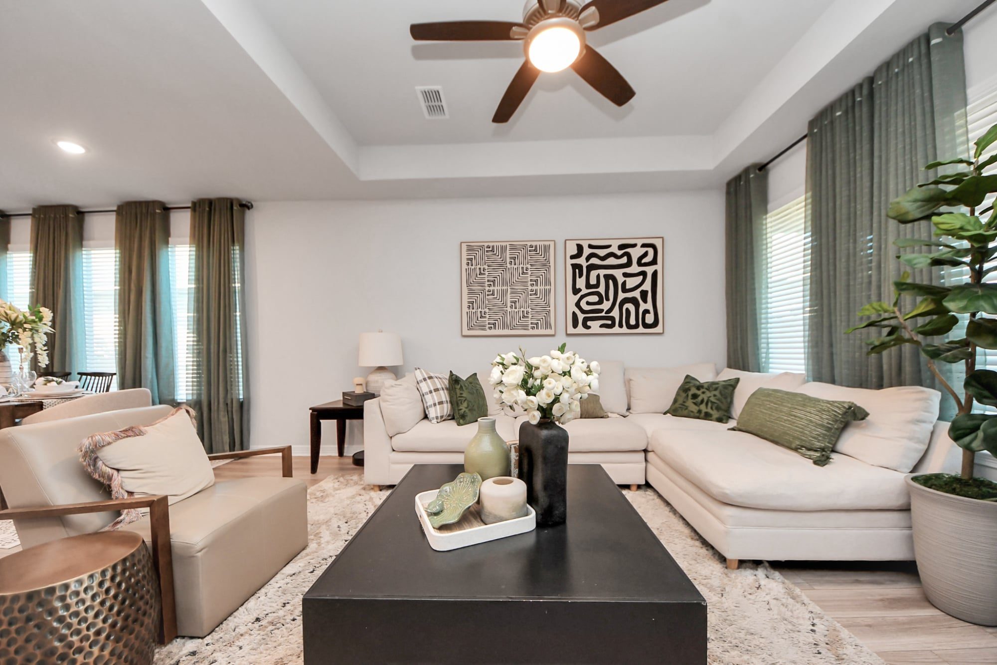 Houston home staging: beautiful staged living room by Halo Staging & Design