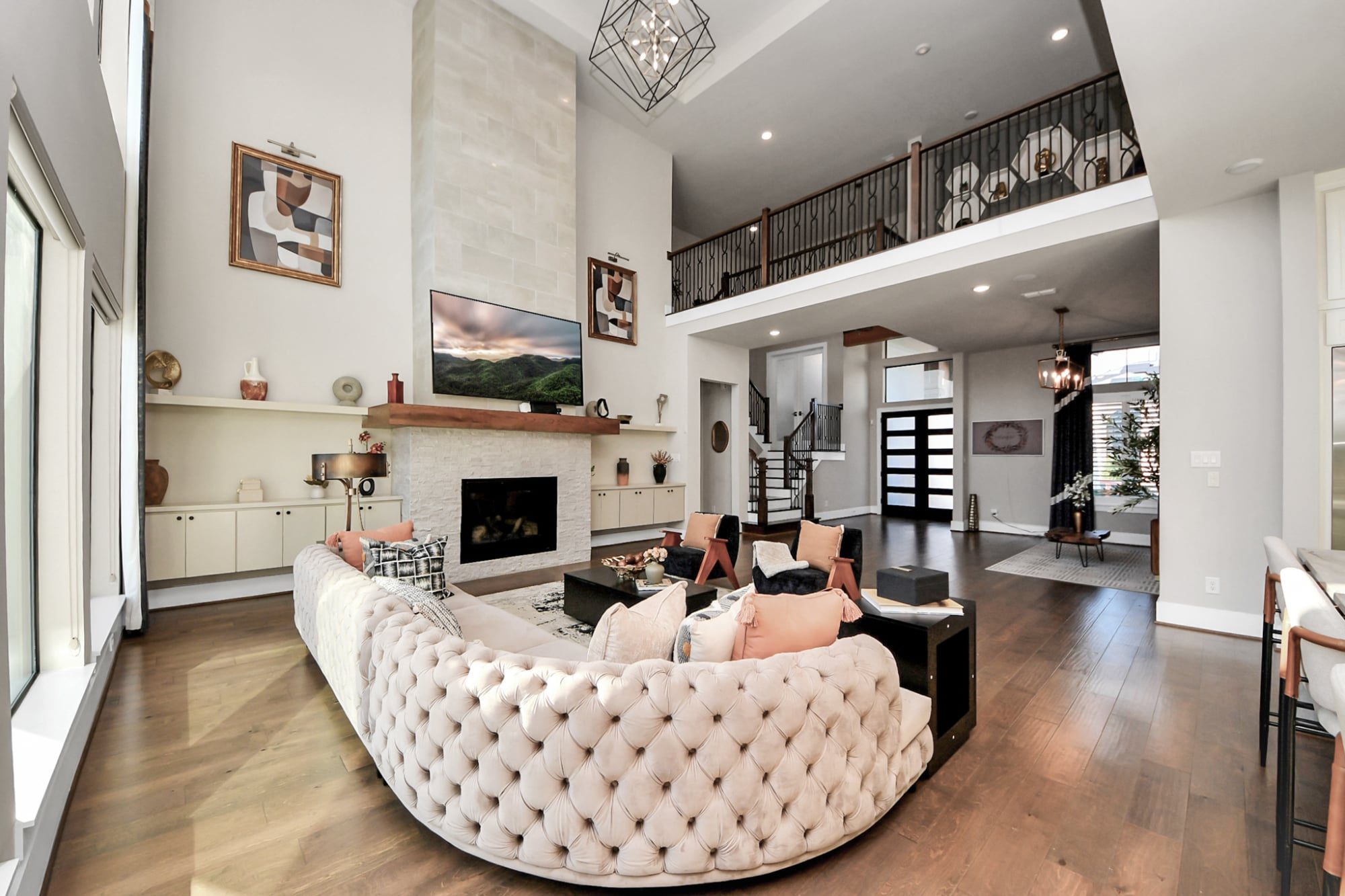 Houston home staging: beautiful staged living room by Halo Staging & Design