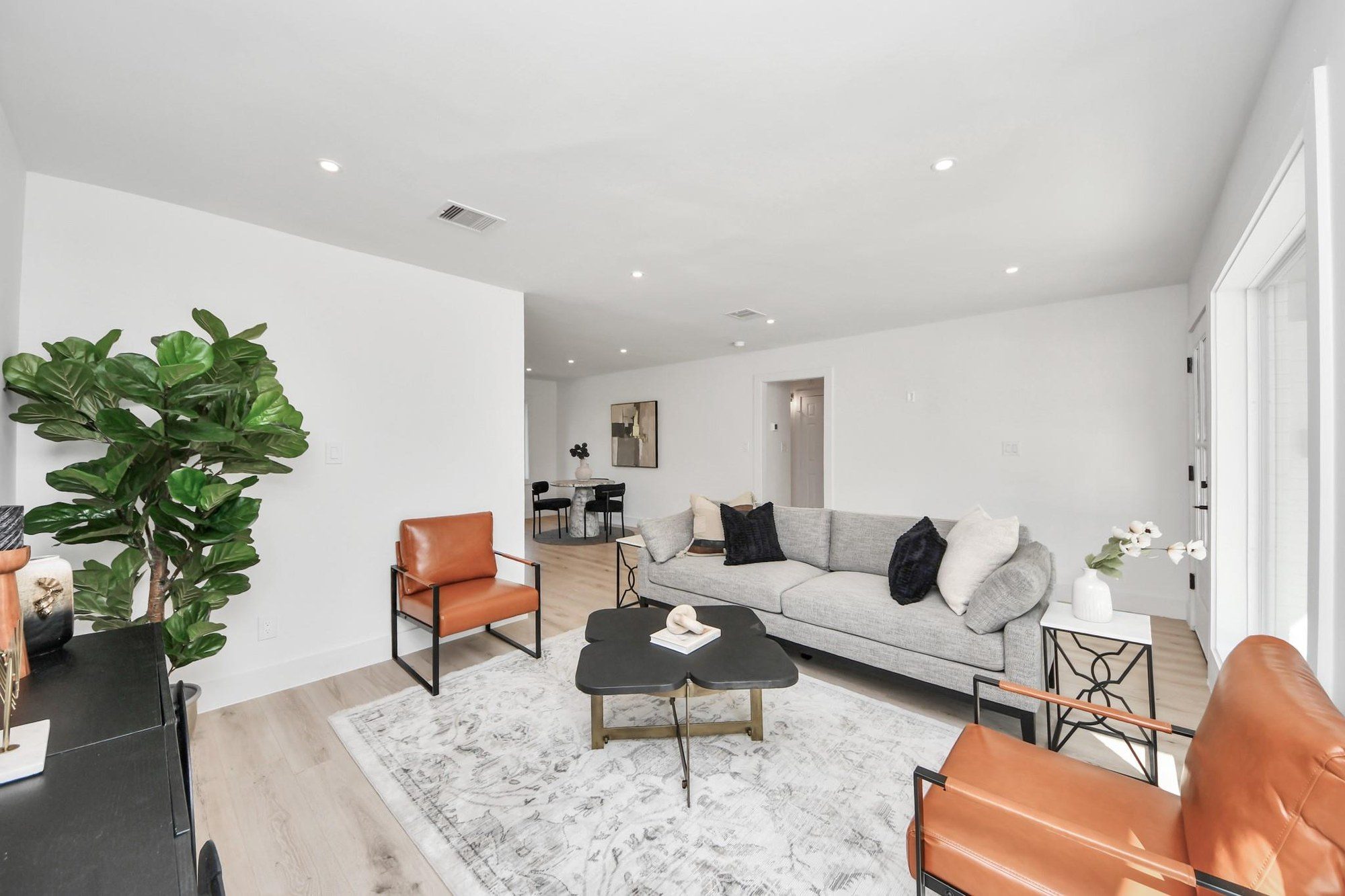 Houston home staging: beautiful staged living room by Halo Staging & Design