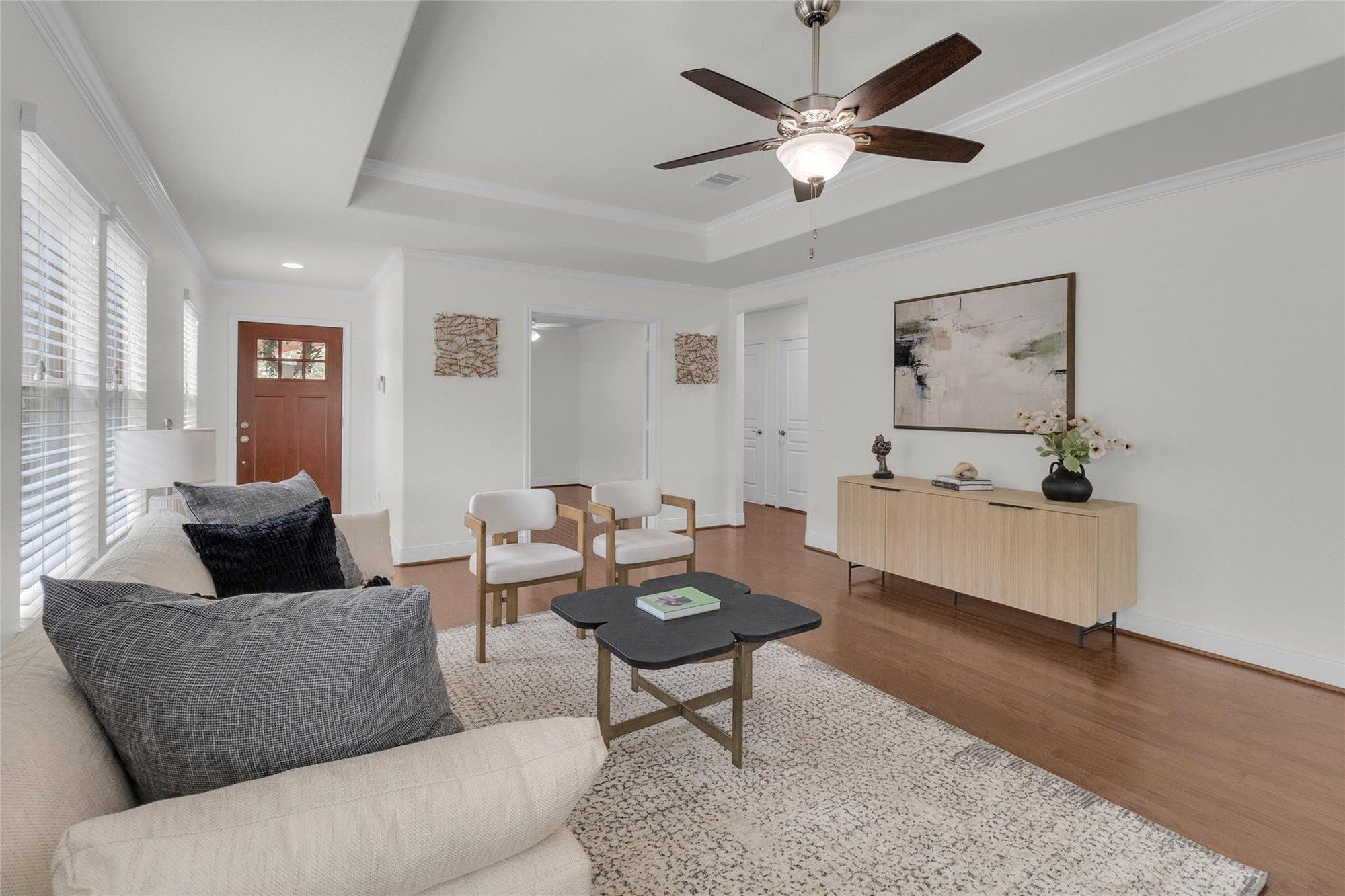 Houston home staging: beautiful staged living room by Halo Staging & Design